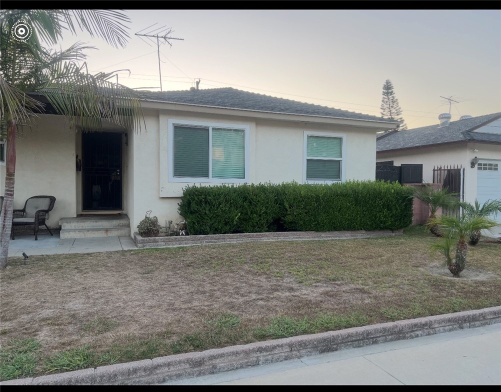 Great Opportunity for Firt time buyer ideal for families or investors !!!! Charming 3 bedroom 1.5 bathdroom home located in the city of Norwalk. Conveniently situaded near Cerritos College, shopping centers and restaurants.