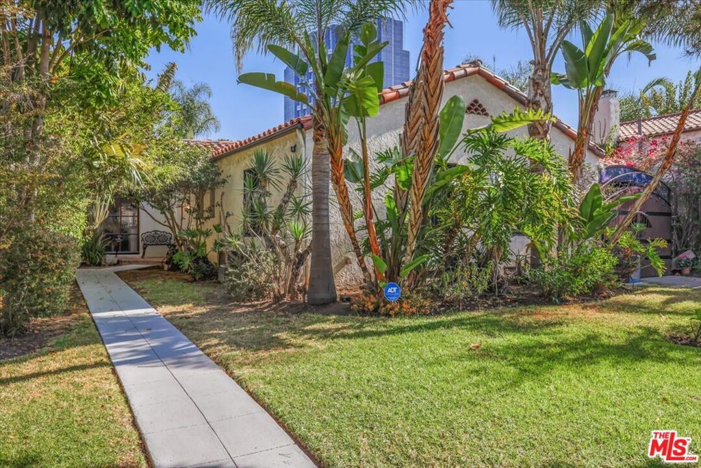 Photo of 6119 Del Valle Drive, Los Angeles, CA 90048 (MLS # 25586331)
