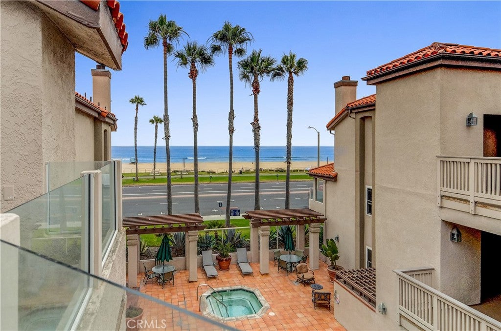 1400 Pacific Coast 305