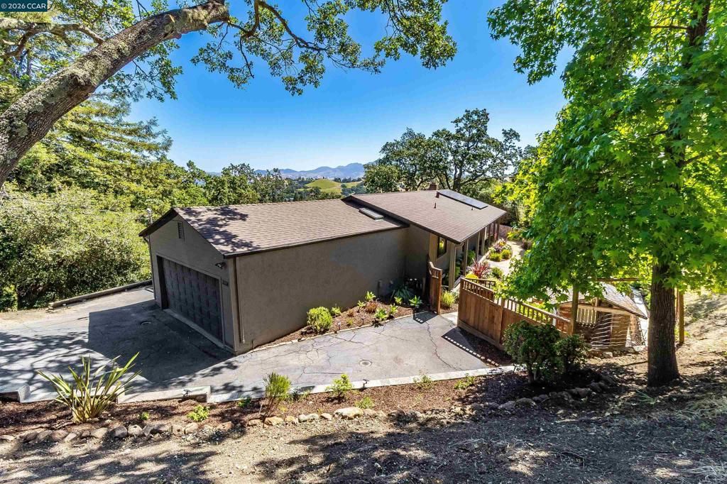 Photo of 3336 Oak Ct Ct, Lafayette, CA 94549 (MLS # 41133936)