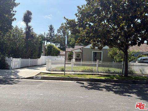 Photo of 2621 Purdue Avenue, Los Angeles, CA 90064 (MLS # 25592491) Photo of 2621 Purdue Avenue, Los Angeles, CA 90064 (MLS # 25592491)