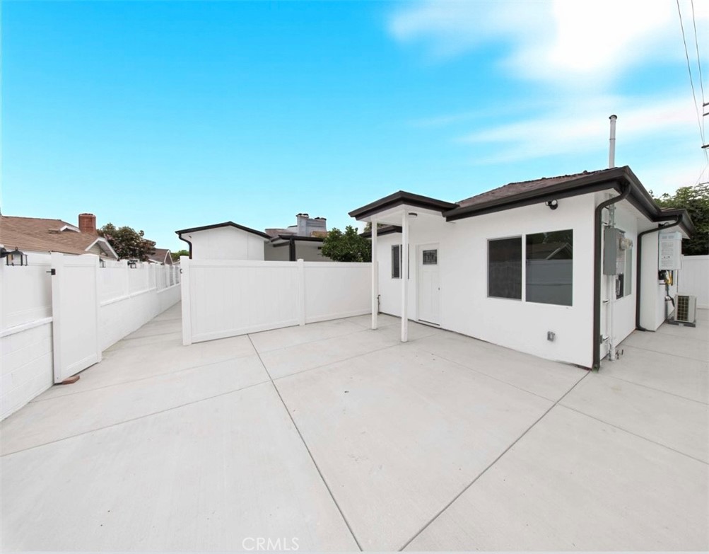 This beautiful brand new property features a private entrance with no common walls, in-unit laundry, and a lovely backyard, perfect for entertaining. Located in a charming Glendale neighborhood just a short walk from the Americana and Glendale Galleria, this ADU offers the ideal blend of comfort and convenience. With easy access to major freeways 134 and 5, this is an exceptional opportunity for anyone seeking a stylish and accessible living space.