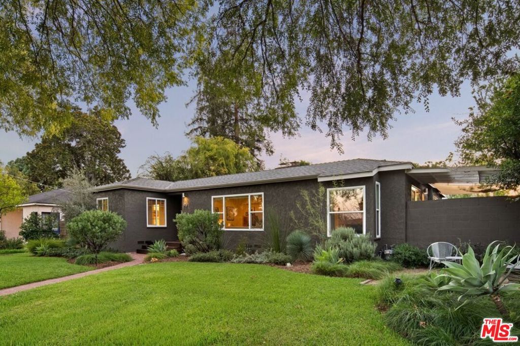93 S Daisy Avenue