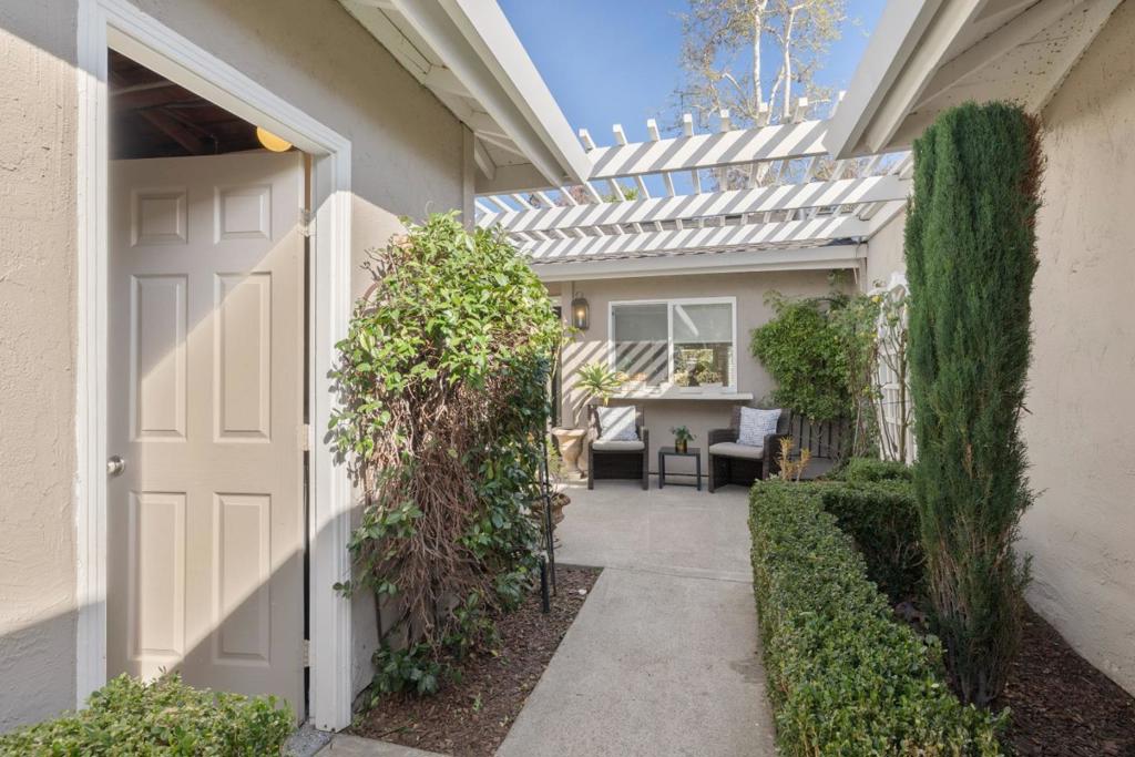 1141 Holly Oak Circle