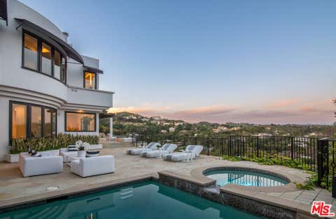Photo of 930 N Tigertail Road, Los Angeles, CA 90049 (MLS # 26858493)