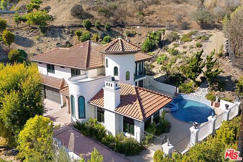 Photo of 16581 Via Floresta, Pacific Palisades, CA 90272 (MLS # 25604193)