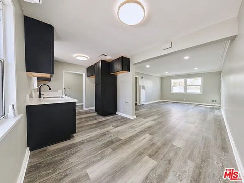 Photo of 582 Venice Boulevard #1, Los Angeles, CA 90291 (MLS # 25610385) Photo of 582 Venice Boulevard #1, Los Angeles, CA 90291 (MLS # 25610385)