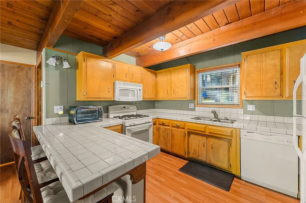 Running Springs, California 92382, United States, 3 Bedrooms Bedrooms, ,2 BathroomsBathrooms,Residential,Pending,182296