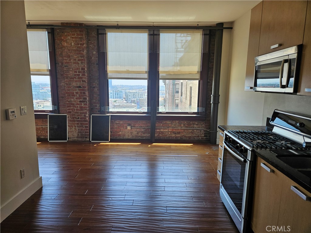 The Rowan is nestled in the heart of downtown Los Angeles adjacent to Spring Street Park. It is a historic building consisting of 206 lofts, meticulously converted into innovative living spaces showcased by the original exposed brick walls and ceilings (vary by unit) and over sized windows with Mahogany window sills.
Italian Scavolini cabinetry, Bosch appliances, Granite or Caesar Stone counter tops, TOTO bathroom fixtures and Maple flooring add special touches of distinction.
This loft is a 12th floor studio with approximately 544 sq ft living space. Parking is a available in adjacent building for an additional fee
Appliances:
- Central Air
- Dishwasher
- Garbage Disposal
- Microwave
- Refrigerator
- Stove (gas)
- Oven
- Washer Dryer (within unit)
Utilities Included:
- Gas
- Water
- Trash
* You'll pay: Electric, Cable and Internet
Amenities:
- Parking available at an extra cost.
- Indoor Common Area (available for reservation)
- Outdoor Common Area (available for reservation)
- Jacuzzi and Cold dip
- Barbecue Grill x2
- Free Wi-Fi in both Common Areas
- 3 Elevators in Building
- 24 Hour Security
*** Smoke Free ***
Accessibility:
- Centrally located in Downtown LA (can walk/bike almost anywhere)
- Easy access to Fwy: 110, 10, 101 & 5
- Minutes away from Metro-Red Line (Pershing Square)
