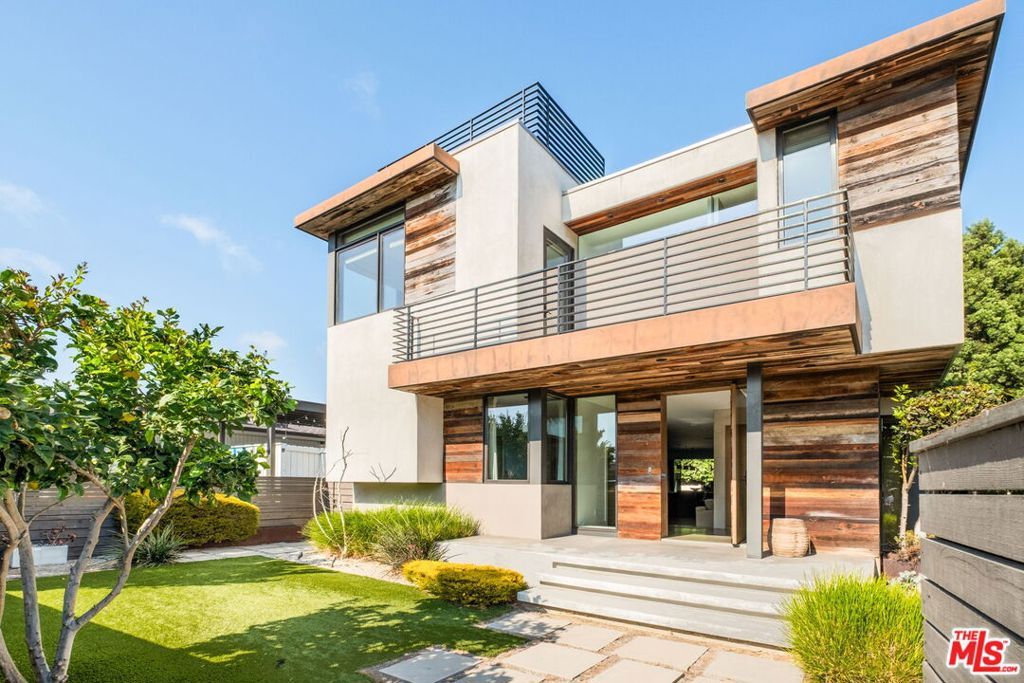 Photo of 3108 Yale Avenue, Marina Del Rey, CA 90292 (MLS # 26637377)