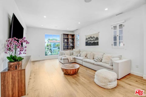 Photo of 420 N Stanley Avenue, Los Angeles, CA 90036 (MLS # 26104805)