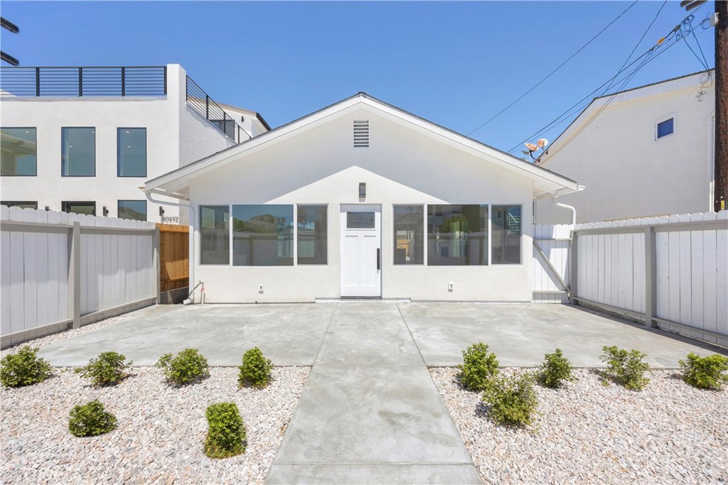 Experience the ultimate Newport Beach lifestyle in this beautifully remodeled turnkey front unit cottage at 806 W Balboa Blvd, available for lease. Completed in 2025, this coastal gem offers 3 bedrooms, 2 modern bathrooms, and a 2-car garage with alley access, all just moments from the sand.
The interior showcases contemporary finishes and a fresh, beach-inspired design that complements its prime location. The open-concept kitchen and living room feature new cabinets, a large new kitchen island, new appliances, and a modern fireplace, creating a stylish and functional space perfect for everyday living and entertaining. Step outside and enjoy a large private front patio, perfect for entertaining, soaking in the ocean breeze, or watching the breathtaking sunsets that paint the sky over the Pacific.
Situated near the boardwalk, this home places you within short distance of Newport’s most iconic attractions, including the Fun Zone, the prestigious Newport Harbor Yacht Club, 10th Street Beach, fine dining, boutiques, and all the vibrant energy the Newport Peninsula has to offer. Whether you're strolling to local cafes or enjoying the coastal charm, this property offers the perfect blend of relaxation and recreation.
Don’t miss the chance to lease this rare front corner cottage in one of Southern California’s most desirable beach communities.