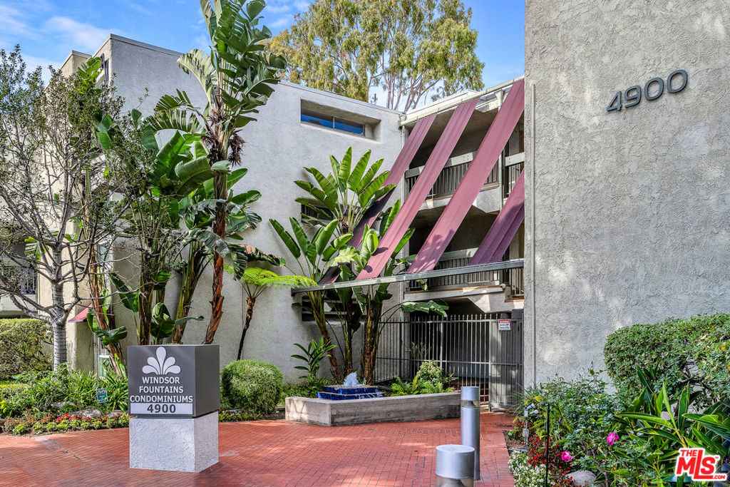 Super cute, great bones, diamond in the rough! Located in Windsor Fountains, in the building farthest from Overland, top floor with vaulted ceiling and fireplace in living room that faces west. Extra space off the living room for an office. Balcony can be accessed by the living room or bedroom. Separate dining area off the kitchen, with built in bookshelves near the entry. Large primary bedroom with built in book shelves and large walk-in closet. Bigger than other first floor 1 bedroom units. Full of light, space and quiet. Bring your ideas because this unit needs all cosmetic updates. It's a really special place. The resort-style Windsor Fountains community boasts an array of amenities, including a large heated pool, spa, tennis courts, clubhouse with kitchen and recreation room, sauna, gazebo, BBQ areas, and an on-site manager for your convenience. This central Culver City location puts you in prime proximity to shops, restaurants, Marina del Rey, beaches, the Culver City Arts District, and award-winning schools. Whether walking, biking, or riding, you'll find everything you need just moments away. Additional features include two gated, tandem parking spaces. HOA dues cover all utilities except electricity, Wi-Fi and cable. This condo is waiting for your vision and personal touch to create the home of your dreams. Contact us today to schedule a showing and experience the best of Culver City living!