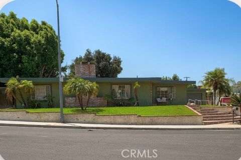 Photo of 8110 Brownstone Street, Sunland, CA 91040 (MLS # SR26016195)