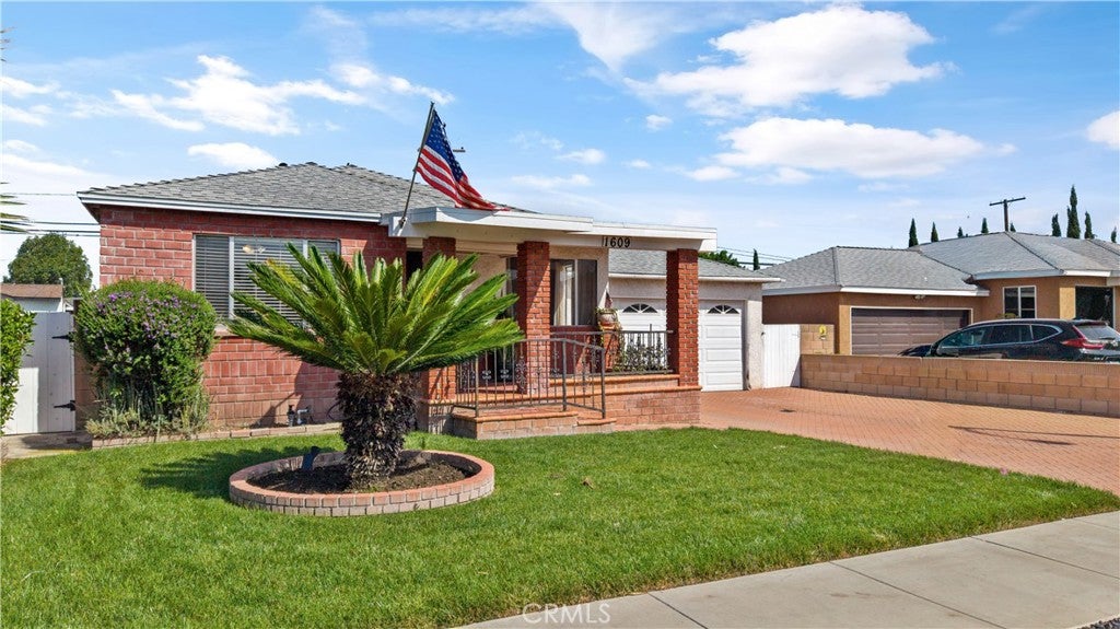 1609 E Silva