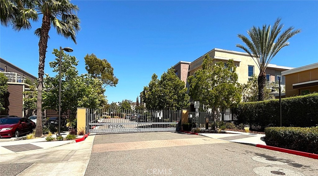 612 E Carson Street 303