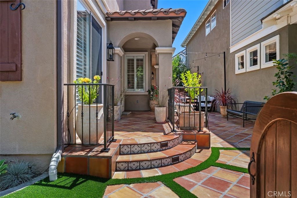 6 Paverstone Lane