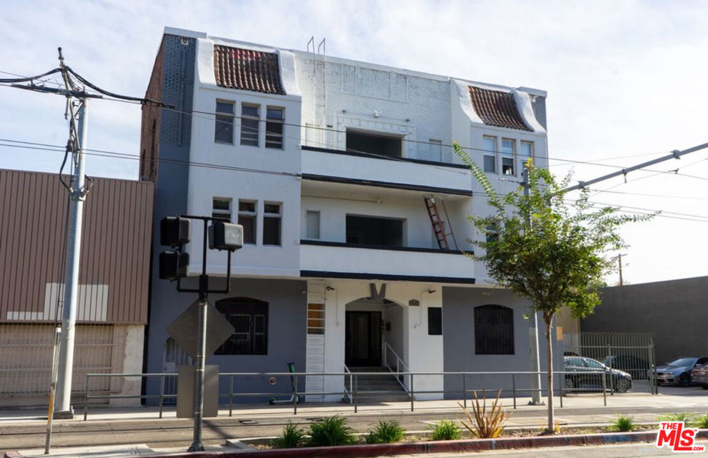 Welcome to this Modern 1 bedroom Unit, Fully Furnished with Gas Furnace, Walk-In Closet, Eat-In Kitchen with Appliances, On-Site Laundry, and Available Parking Nearby ~ In PRIME Los Angeles! Enjoy moving in to a space that is ready for you!This 1bed room comes furnished with all the basics- just add your personal touches and make it perfectly your own.Light-Filled Living Space:Step into the living area and revel in the natural light cascading through the large windows.Tastefully adorned with hardwood vinyl floors and an efficient gas heater, this space sets the stage for ultimate relaxation. A spacious bedroom with a generous walk-in closet , Chef's Dream Kitchen,Unleash your culinary creativity in the lovely eat-in kitchen, featuring a stainless steel refrigerator, classic shite gas range/oven, and a microwave. Plentiful hardwood cabinets, illuminated by contemporary lighting and complemented by sleek quartz countertop, elevate meal preparation to a delightful experience in this luminous and inviting space.Modern Bathroom Retreat,Indulge in the luxurious bathroom, boasting a vintage style, rejuvenating soaking tub with a shower option. An added shelf offers the perfect solution for storage needs.Convenient Laundry Amenities,Bid farewell to laundry day hassles with the convenience of on-site laundry facilities, saving you precious time and effort on trips to the laundromat.Parking Options: A nearby paid lot offers convenient parking, subject to availability, ensuring you won't have to hunt for street parking.Pet-Friendly Oasis:Bring your furry companion along to share in the comfort of your new home for a the comfort or your new home for a small monthly pet rent. With its pet-friendly policy, this residence is the perfect haven for you and your beloved pet to thrive.Prime Location in the perfect spot - just minutes from USC, and easy walking distance to a variety of restaurants and bars at LA Live, and the Staple Center, in the heart of Downtown LA!Don't miss out on the opportunity! Available for an immediate move-in.