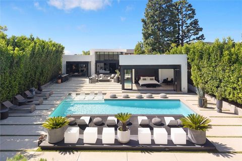 7139 Macapa Los Angeles CA 90068