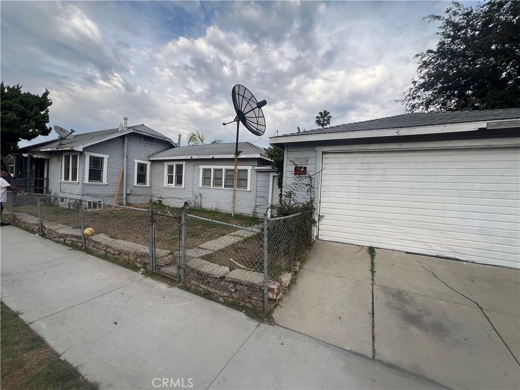 Photo of 6616 S Victoria Ave, Los Angeles, CA 90043 (MLS # RS25270123)