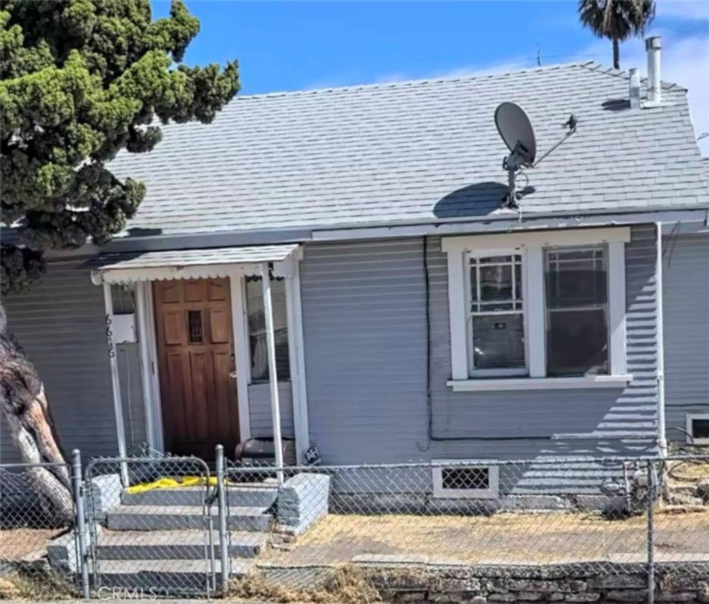 Photo of 6616 S Victoria Ave, Los Angeles, CA 90043 (MLS # RS25270123)