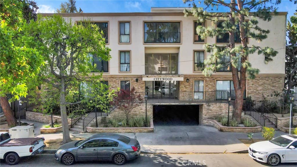 Photo of 15344 Weddington Street #102, Sherman Oaks, CA 91411 (MLS # SR26081255)