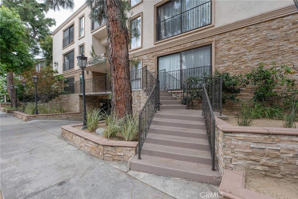 Photo of 15344 Weddington Street #102, Sherman Oaks, CA 91411 (MLS # SR26081255)