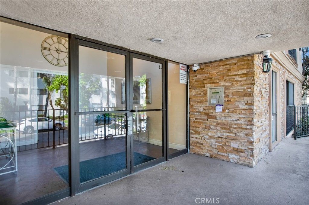 Photo of 15344 Weddington Street #102, Sherman Oaks, CA 91411 (MLS # SR26081255)