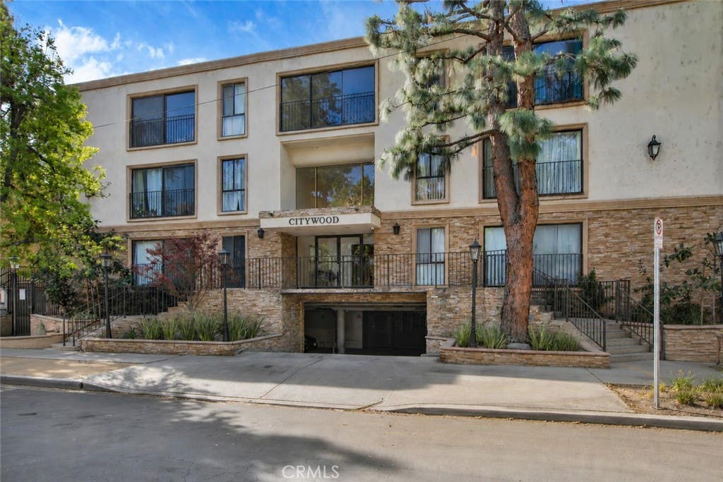 Photo of 15344 Weddington Street #102, Sherman Oaks, CA 91411 (MLS # SR26081255)