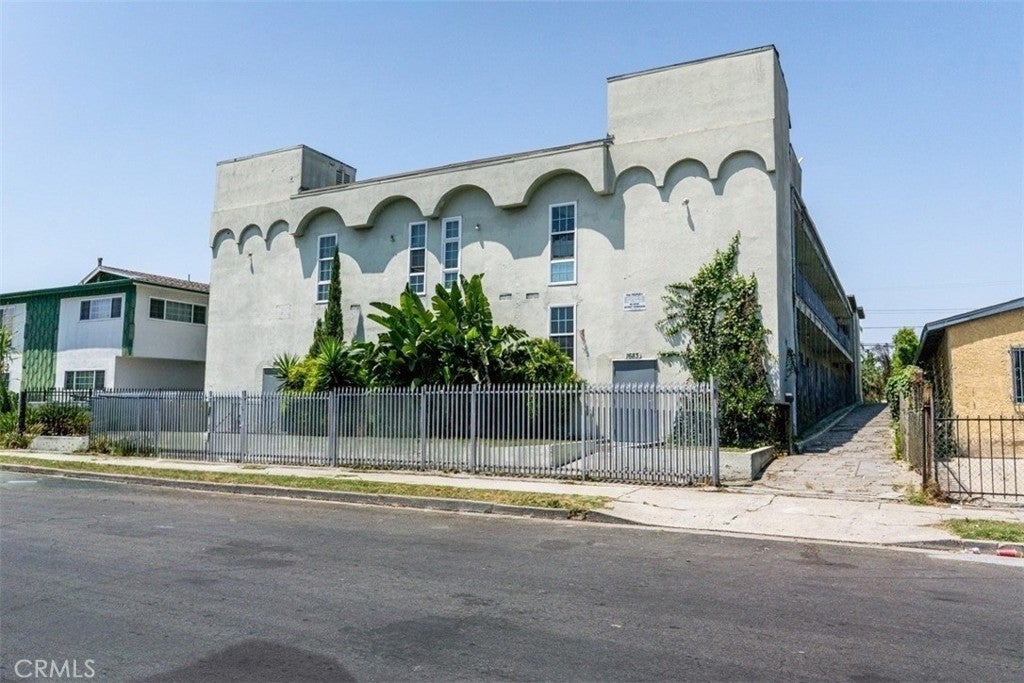 1683 S Longwood