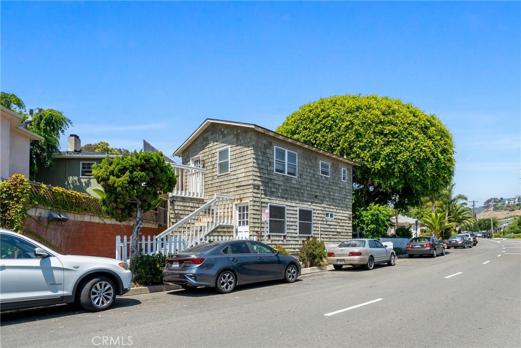 This lower level 1 bedroom, 1 bathroom apartment is located near the heart of downtown Laguna Beach. The unit has newer paint with luxury wood-like laminate vinyl in the living room. Kitchen has stainless steel gas range plus a refrigerator. Large slider door that opens to rear patio. Lots of windows offering great natural light throughout. Coin operated washer/dryer on patio. 12 month lease, 1 month security deposit. No pets or smoking permitted. Good income and credit.