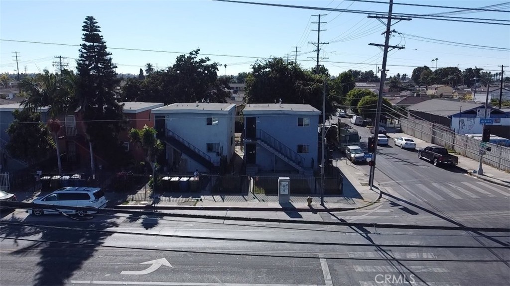 Fresh on the Market – Investment Opportunity in Los Angeles!
Welcome to 9601 Avalon, a versatile duplex in a central Los Angeles location offering endless possibilities. Each unit features 3 bedrooms and 1 bathroom, with separate electrical and gas meters for added efficiency and ease of management.
Both units are ready for new occupants, giving investors the chance to start generating income right away or customize to boost future returns. The property also includes rear alley access, adding flexibility to the lot’s use.
Whether you’re looking to expand your portfolio or secure a property with strong rental potential, this duplex delivers the opportunity to do both. Don’t miss your chance to own a prime income-producing asset in one of LA’s most dynamic markets.