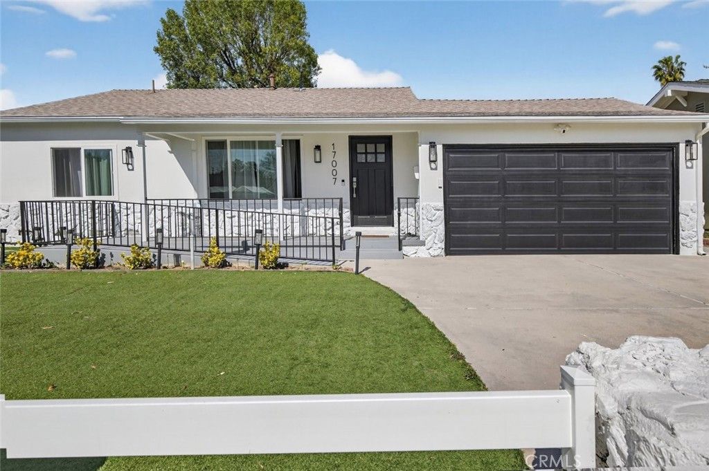 Photo of 17007 Bassett Street, Van Nuys, CA 91406 (MLS # SR26042712)