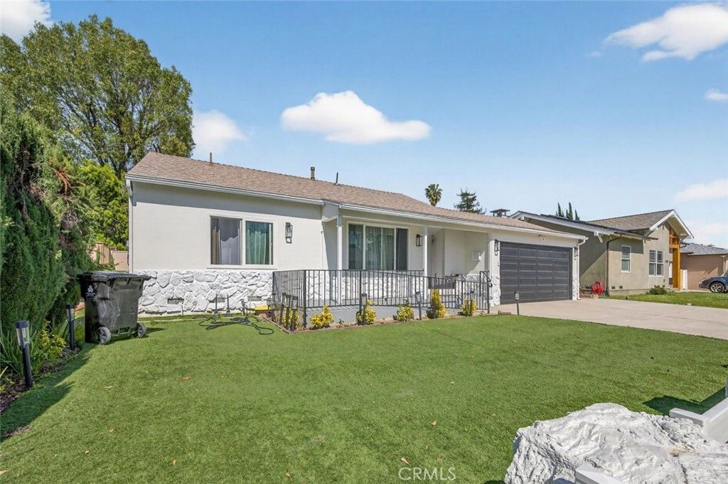 Photo of 17007 Bassett Street, Van Nuys, CA 91406 (MLS # SR26042712)