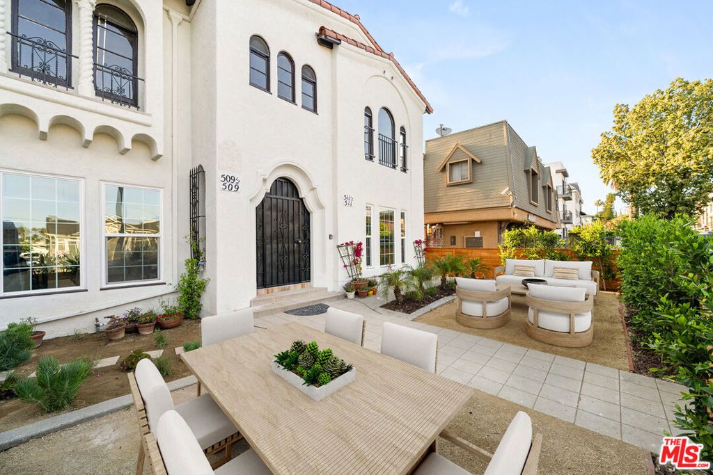 Photo of 511 N Hobart Boulevard, Los Angeles, CA 90004 (MLS # 25628131)