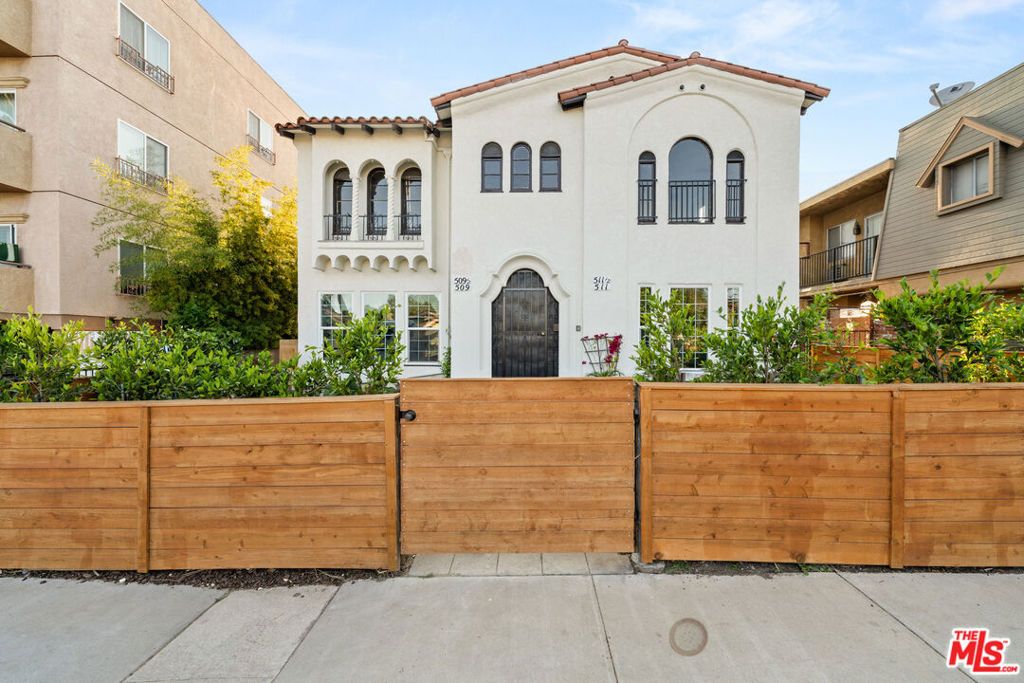 Photo of 511 N Hobart Boulevard, Los Angeles, CA 90004 (MLS # 25628131)
