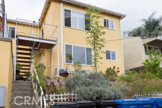 Spacious and inviting, this oversized 1-bedroom, 1-bath apartment offers approx. 1,000 sq ft of comfortable living on the Los Feliz/Silver Lake border. The bright and open floor plan features a large living area, well-proportioned bedroom, and plenty of room to make the space your own.
Conveniences include one designated parking space and on-site laundry. Located directly across the street from Trader Joe’s and just minutes to Sunset Junction, Los Feliz Village, coffee shops, and neighborhood favorites, this home puts you in the center of it all.
Don’t miss the chance to live in one of the Eastside’s most desirable and walkable locations with space to spread out.
