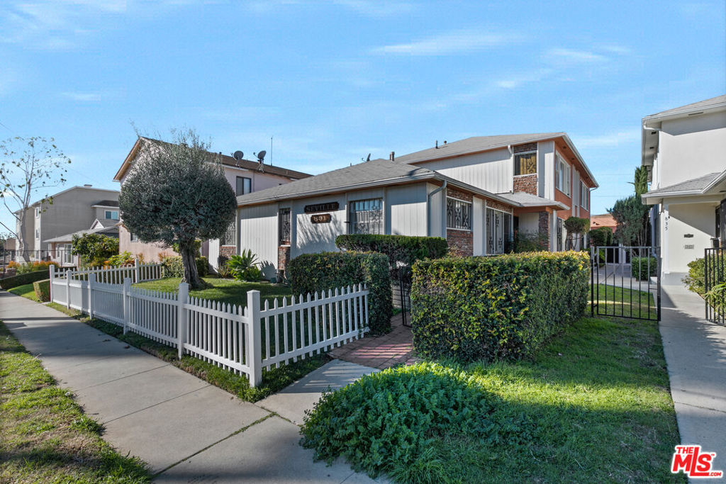 Great price, condition and location! 1 bedroom/1 bathroom, with 1 parking space in a garage. Enjoy living room hill views, separate dining, crown molding, stainless steel and appliances. Only 5 units in the whole building with community laundry. This apartment is located in the North West region of Inglewood, and close to freeways, stadium, Los Angeles Forum and LAX.