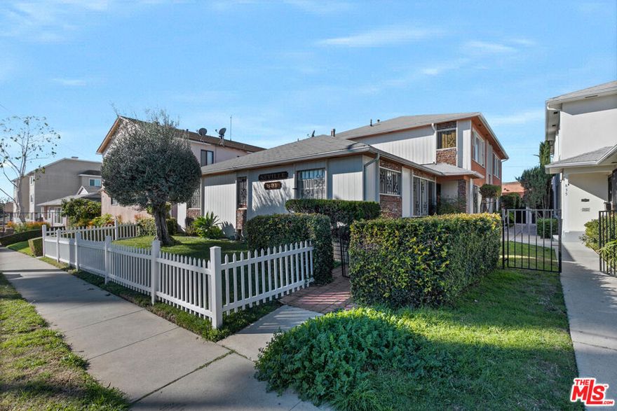 Great price, condition and location!  1 bedroom/1 bathroom, with 1 parking space in a garage.  Enjoy living room hill views, separate dining, crown molding, stainless steel and appliances.   Only 5 units in the whole building with community laundry. This apartment is located in the North West region of Inglewood, and close to freeways, stadium, Los Angeles Forum and LAX.