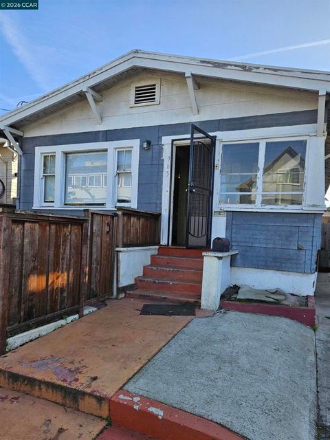 Photo of 965 965 Arlington Ave Ave, Oakland, CA 94608 (MLS # 41126681)