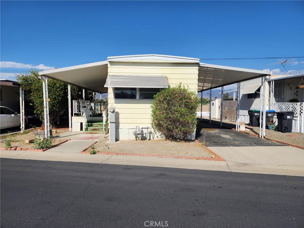 Fixer sold as is with a ton of potential. 1 bedroom and 1 bathroom has a bright open kitchen and spacious living room.