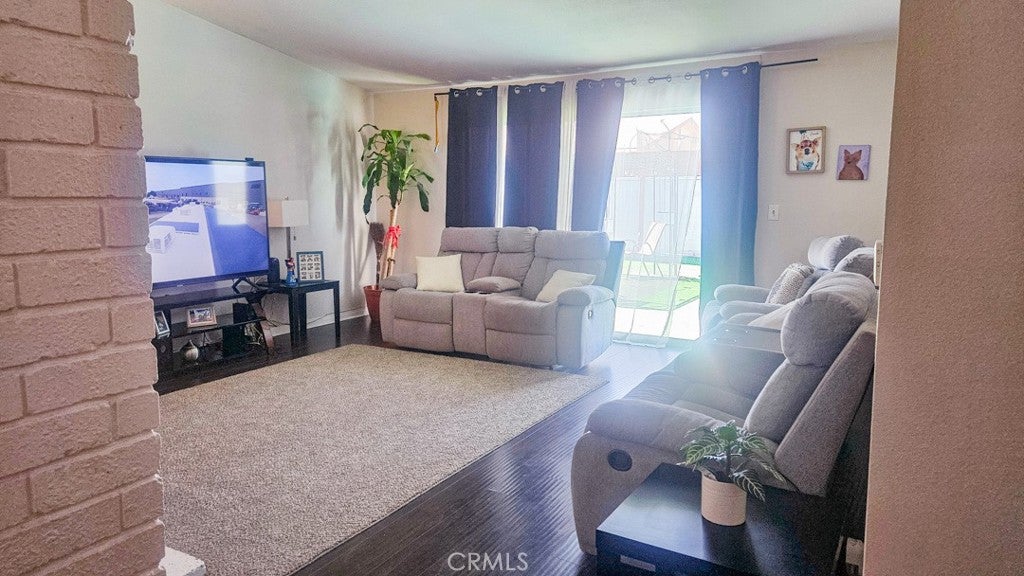 1046 W Holguin