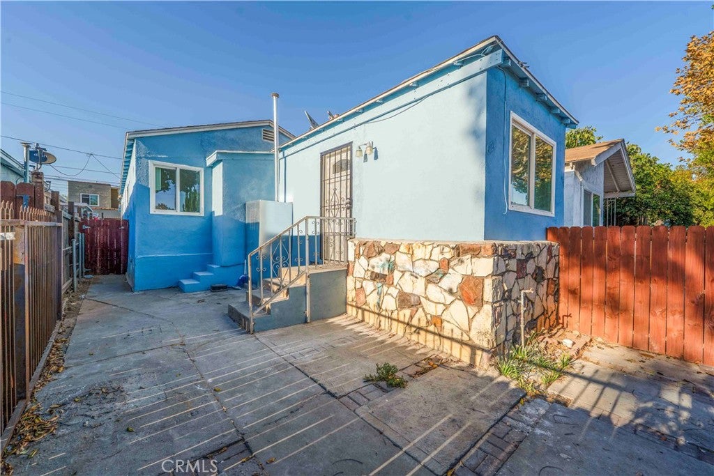 6121 E Olympic