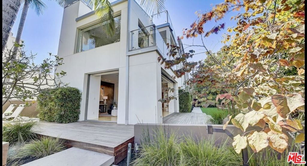 Photo of 2910 Strongs Drive, Venice, CA 90291 (MLS # 26660117)