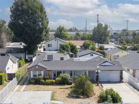 Photo of 7856 Paso Robles Ave, Van Nuys, CA 91406 (MLS # GD25228635) Photo of 7856 Paso Robles Ave, Van Nuys, CA 91406 (MLS # GD25228635)