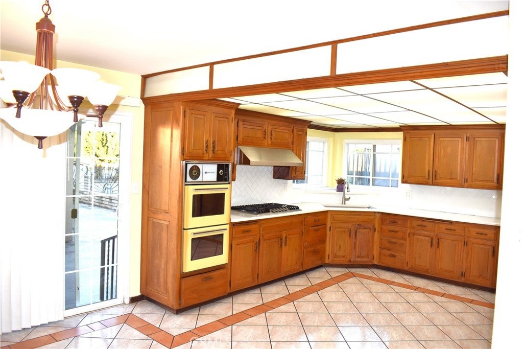 8320 Bardwell Ave. AVE, Los Angeles CA 91402