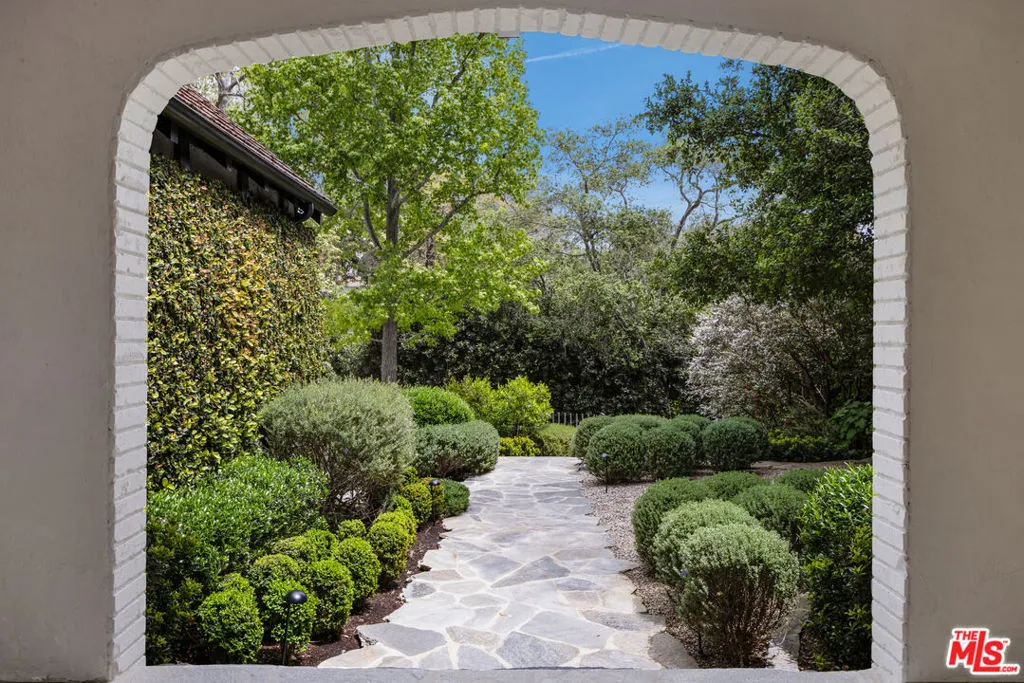 Los Angeles, California 90049, United States, 4 Bedrooms Bedrooms, ,5 BathroomsBathrooms,Residential,Active,127250