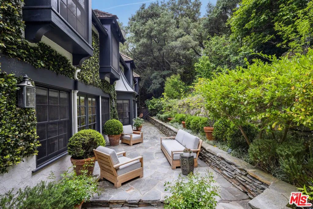 Los Angeles, California 90049, United States, 4 Bedrooms Bedrooms, ,5 BathroomsBathrooms,Residential,Active,127250