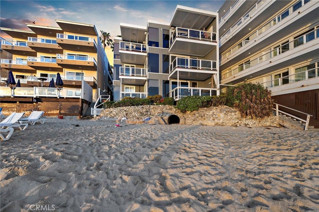 Photo of 647 Sleepy Hollow Ln, Laguna Beach, CA 92651 (MLS # NP26079290)