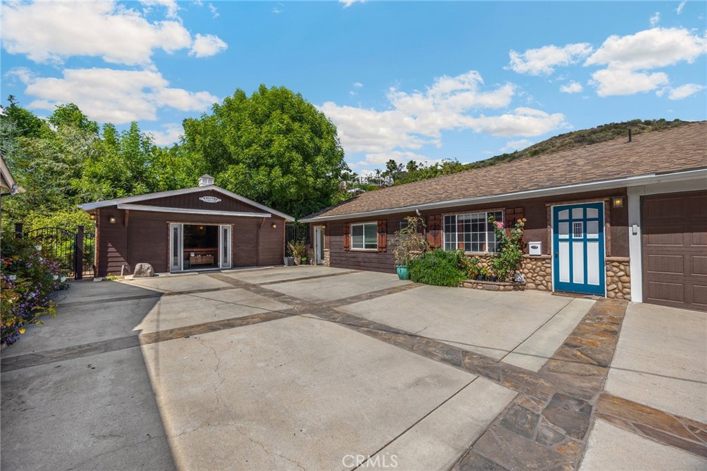 5121 E Lomita Avenue